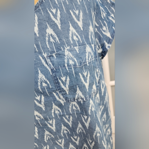 SAKS FIFTH AVENUE Pretty Printed Blue Chambray Short Sleeve Top EUC - Picture 4 of 6